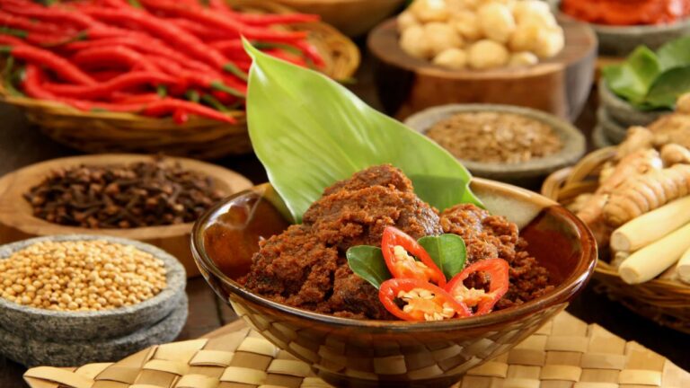 Hobi Wisata Kuliner? 10 Makanan Khas Indonesia Ini Wajib Kamu Coba!