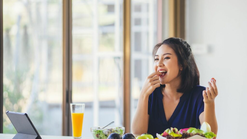 Kiat-kiat untuk Hidup Seimbang: Cara Menjaga Pola Makan Sehat Saat Sibuk , Kesibukan bukan alasan untuk mengabaikan pola makan sehat.