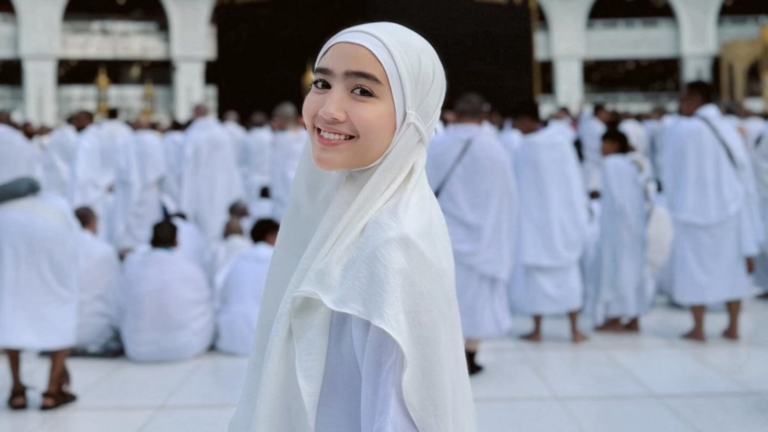 Febby Rastanty Pelajari Islam Seorang Diri