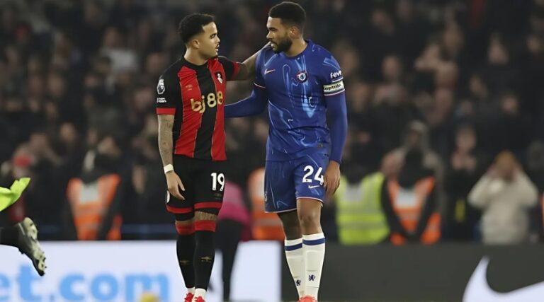 Momen Bersejarah di Stamford Bridge: Wasit Tolak Berikan Kartu Merah Meski VAR Mengintervensi