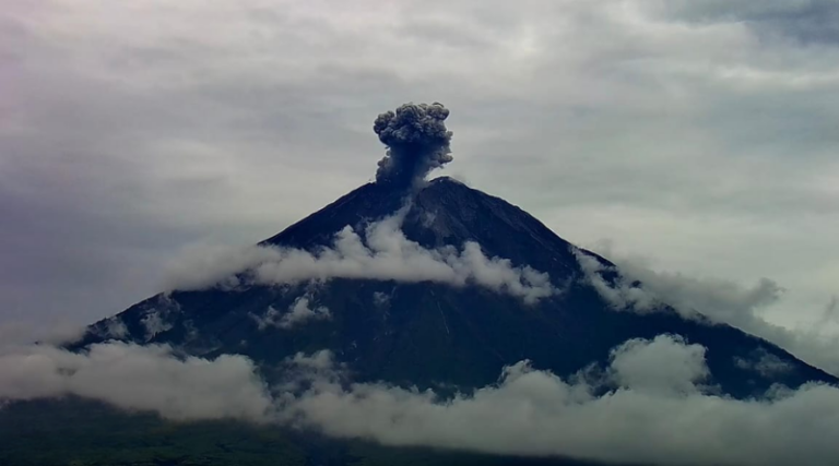 Tahun 2025, Gunung Semeru kembali meletus