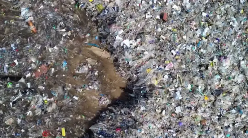 Pantai Jimbaran Bali Dipenuhi Sampah