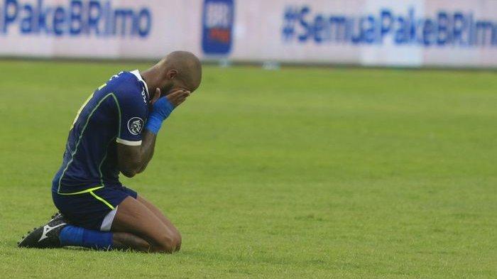 penyerang-persib-bandung-david-da-silva-menutup-muka-dengan-kedua