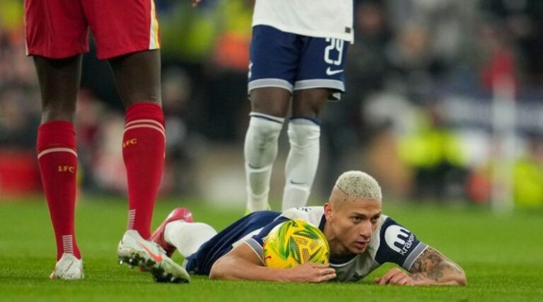 Momen Kocak Liverpool vs Tottenham, Ketengilan Virgil van Dijk Bikin Richarlison Kena Tipu